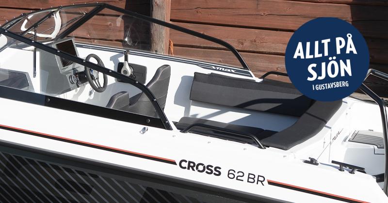 Närbild av Cross 62 V MAX:s sida och även en del av kabinen syns. I bakgrunden syns en röd timmervägg. I det övre högra hörnet finns Allt på Sjöns logotyp.
