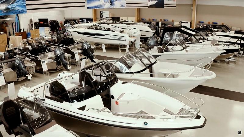 Rantakone Yamarin Cross -alumiiniveneitä myymälässä