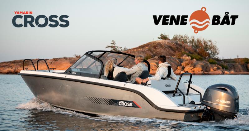 Cross 55 BR ajaa kolme ihmistä kyydissä ilta-auringin aikaan pienen saaren ohi. Vasemmassa yläkulmassa Crossin logo, oikeassa Vene Båt -messuijen logo.