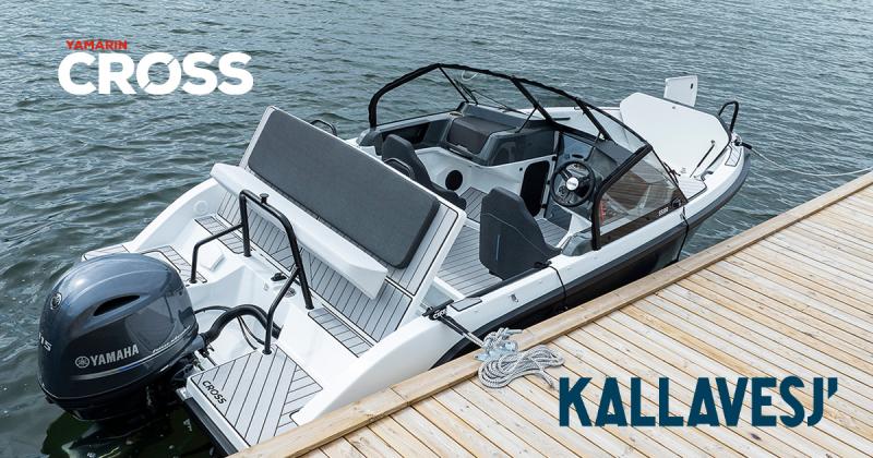 Cross 55 BR laiturissa takapenkki nostettuna ylös. Vasemmassa yläkulmassa Crossin logo, oikeassa alakulmassa Kallavesj-messujen logo.