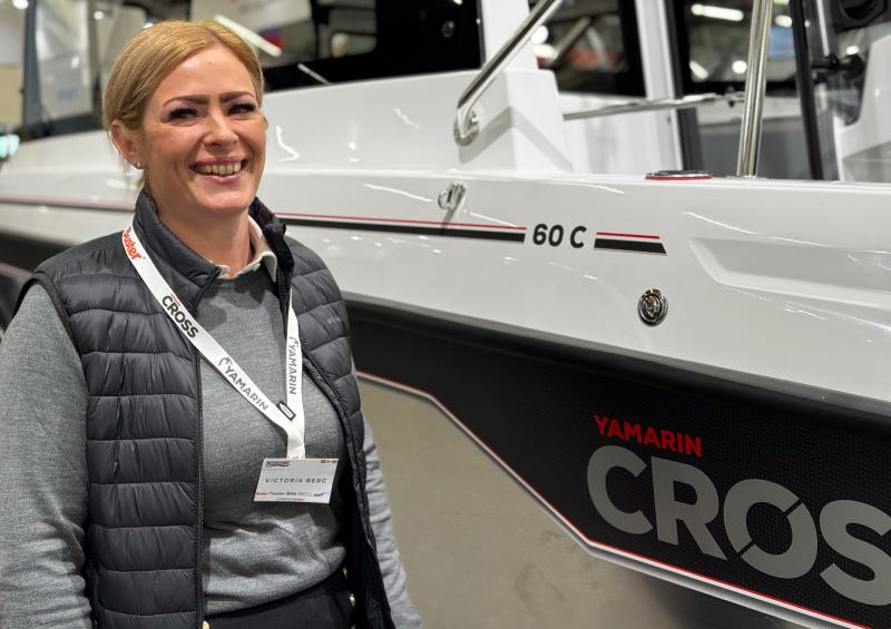 Wicmarinen myymäläpäällikkö Victora Berg hymyilee Cross 60 Cabinin edessä.