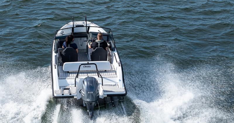 Croos 55 BR takaa kaksi henkilöä kyydissään keskellä vettä.