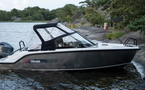 Cross 55 BR förtöjd vid stranden med sitt kapell uppe