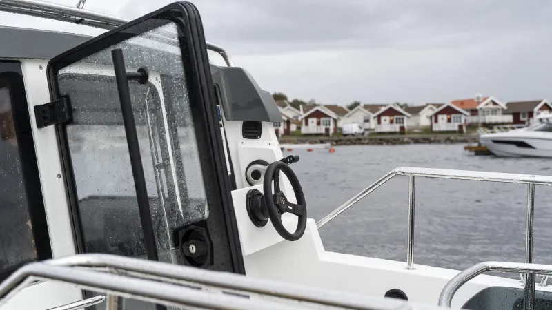 Cross 60 Cabin with outside steering